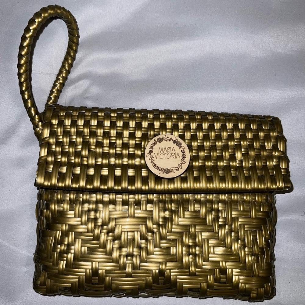 Maria Victoria wristlet